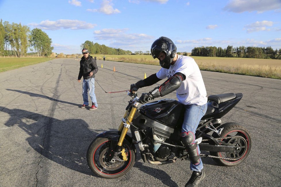 S členy kaskadérské skupiny Crazy Day se věnují i kurzům bezpečné jízdy pro začínající řidiče motocyklů.