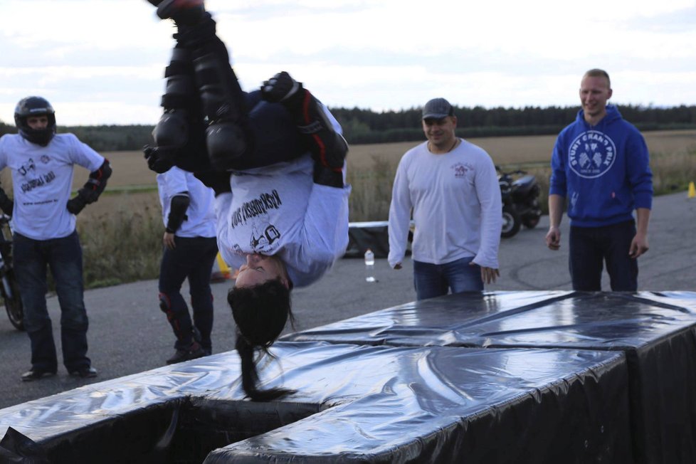 S členy kaskadérské skupiny Crazy Day se věnují i kurzům bezpečné jízdy pro začínající řidiče motocyklů.