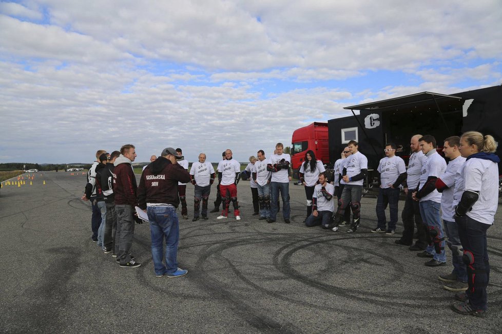 S členy kaskadérské skupiny Crazy Day se věnují i kurzům bezpečné jízdy pro začínající řidiče motocyklů.