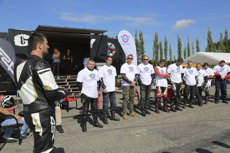 S členy kaskadérské skupiny Crazy Day se věnují i kurzům bezpečné jízdy pro začínající řidiče motocyklů.