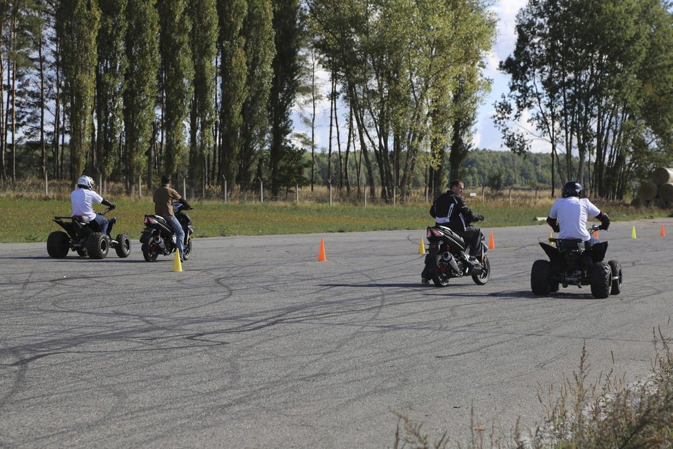 S členy kaskadérské skupiny Crazy Day se věnují i kurzům bezpečné jízdy pro začínající řidiče motocyklů.