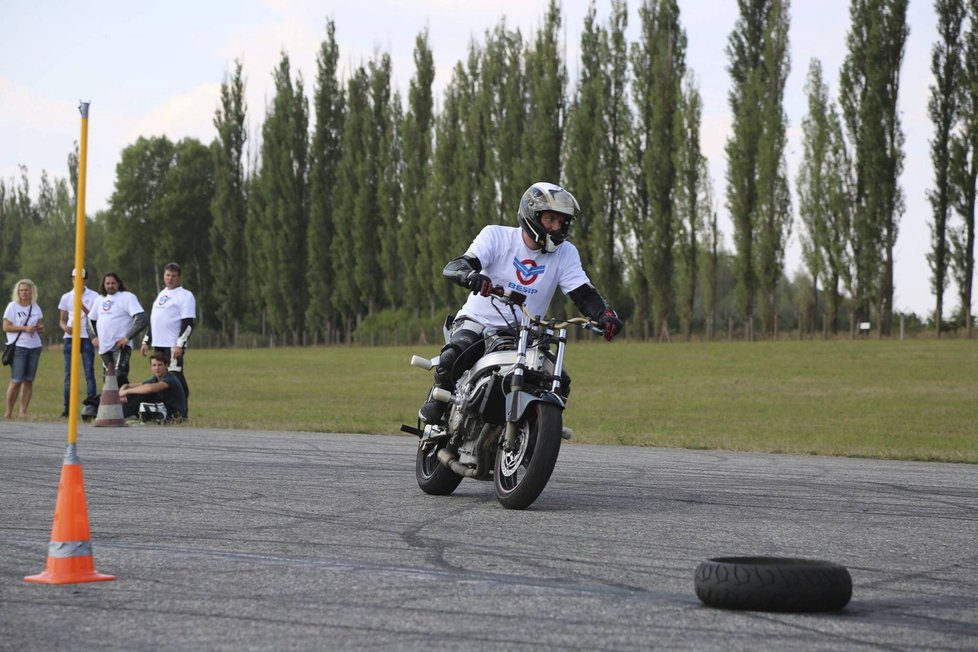 S členy kaskadérské skupiny Crazy Day se věnují i kurzům bezpečné jízdy pro začínající řidiče motocyklů.