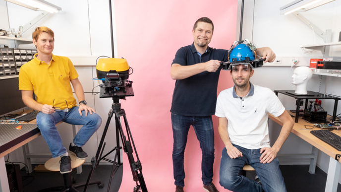 Prototyp displeje pro VR/AR, jak jej prezentovali přímo lidé z Crealu (zleva): Alex Kvasov, Tomáš Sluka a Tomáš Kubeš.