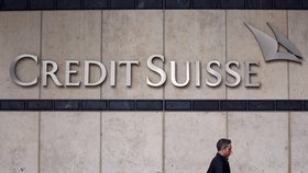 Švýcarská banka Credit Suisse údajně pomáhala ruským oligarchům utíkat před sankcemi.