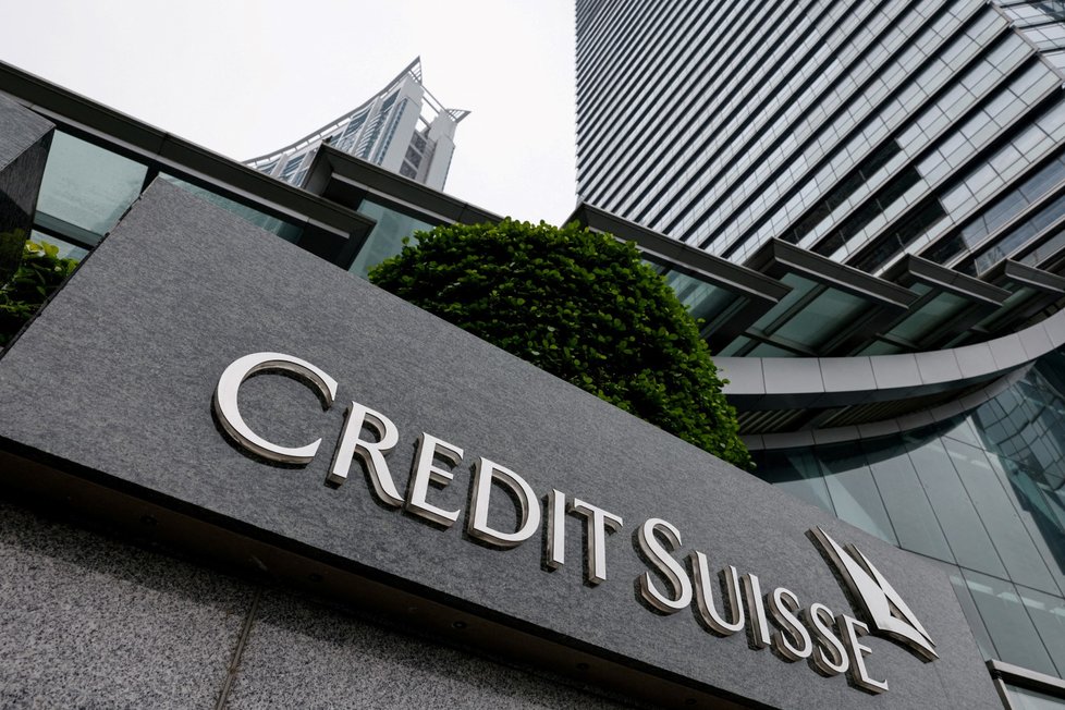 Švýcarská banka Credit Suisse údajně pomáhala ruským oligarchům utíkat před sankcemi