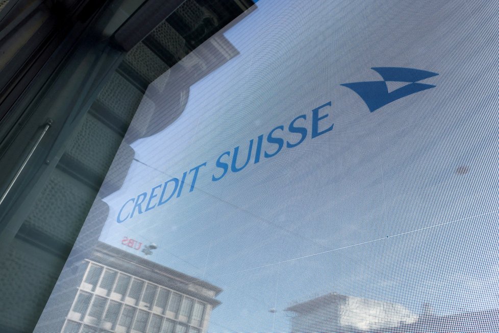 Švýcarská banka Credit Suisse údajně pomáhala ruským oligarchům utíkat před sankcemi.