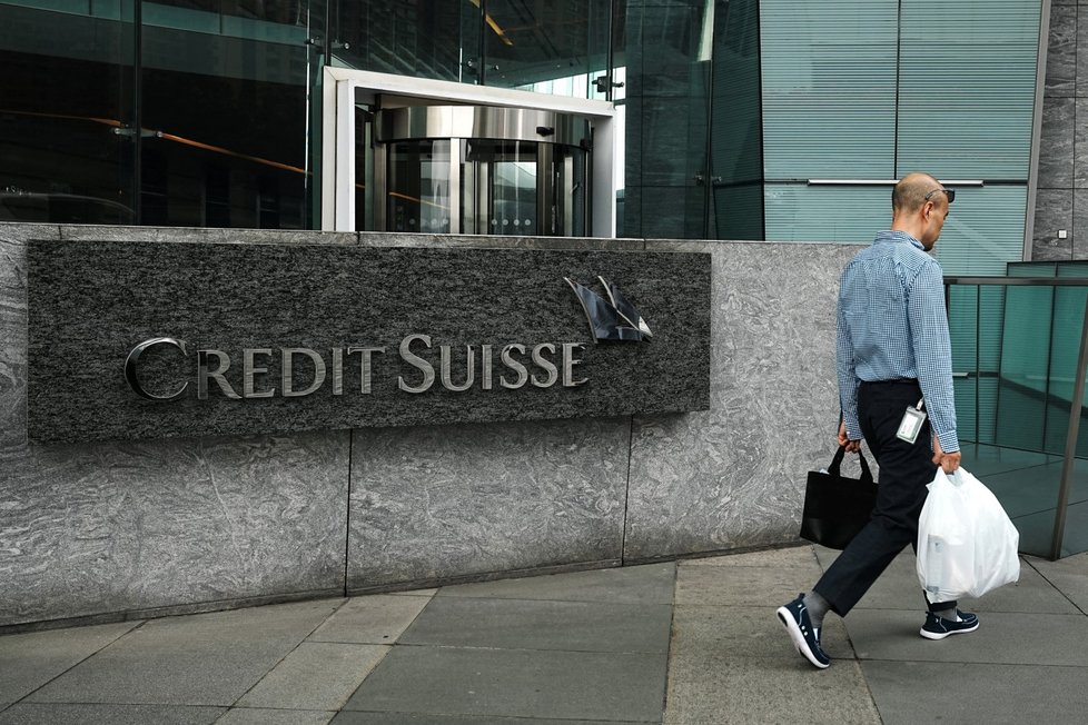 Švýcarská banka Credit Suisse údajně pomáhala ruským oligarchům utíkat před sankcemi.