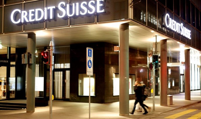 Akcie Credit Suisse, druhé největší švýcarské banky, se propadly na nové dno.