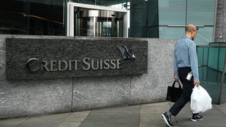 Spojení UBS a Credit Suisse ohrozí desetitisíce bankéřů, headhunteři hlásí vlnu zájmu