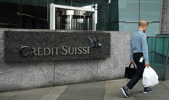 Spojení UBS a Credit Suisse ohrozí desetitisíce bankéřů, headhunteři hlásí vlnu zájmu