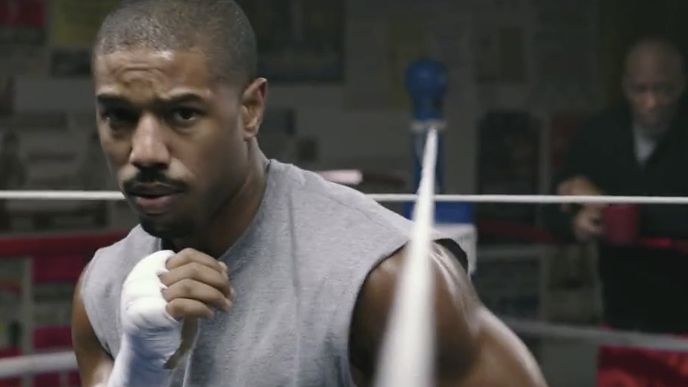 Michael B. Jordan hraje ve filmu Adonise Creeda, jehož Rocky Balboa koučuje 