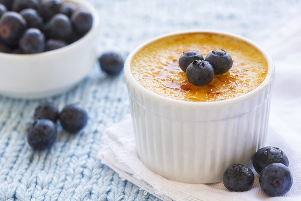 Crème brûlée sluší jakékoliv drobné ovoce i šlehačka