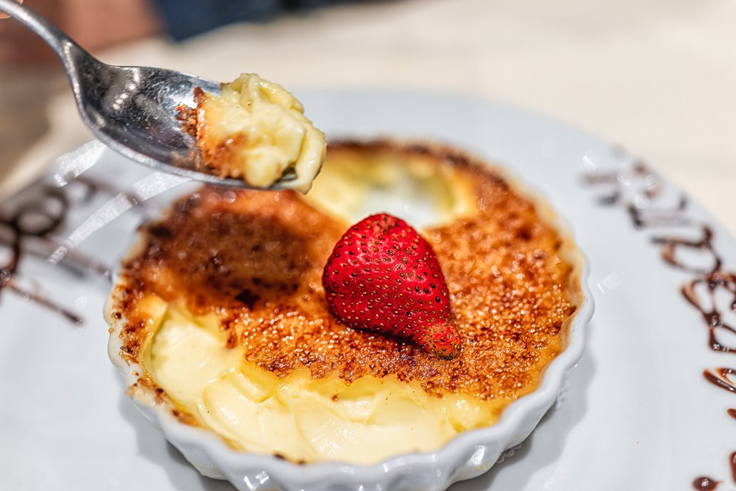 Crème brûlée má na povrchu karamelovou krustu