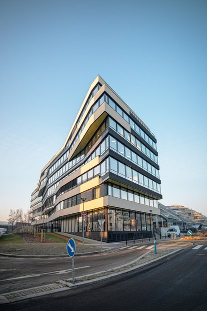 Kancelářská budova Dock In Three postavená developerem Crestyl v Praze 8 u Palmovky.