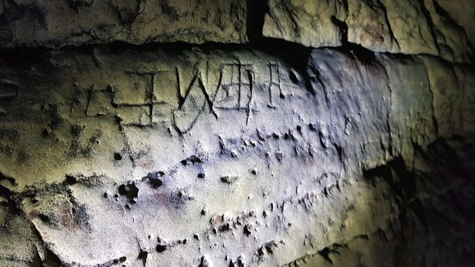 Tajemná jeskyně u vesnice Creswell ve střední Anglii.