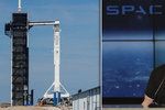 V neděli se po zhruba 27 hodinách letu kosmická loď Crew Dragon soukromé americké společnosti SpaceX v automatickém režimu pojila s Mezinárodní vesmírnou stanicí (ISS). Plavidlo je určeno pro dopravu lidí, první testovací let ale absolvuje bez lidské posádky. V křesle pro astronauty je jen figurína se senzory.