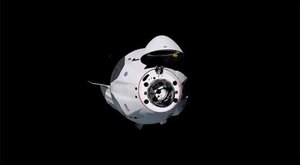 SpaceX a NASA: Crew Dragon je u Mezinárodní kosmické stanice 