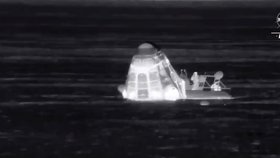 Přistání vesmírné lodi Crew Dragon společnosti SpaceX.