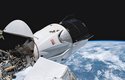 Vesmírná loď Crew Dragon u Mezinárodní vesmírné stanice ISS