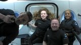 Loď Crew Dragon zpět na Zemi: Miliardář, žena po rakovině s protézou, inženýr a učitelka přistáli v Atlantiku