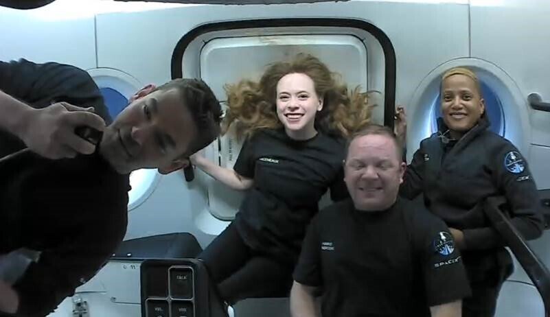 Posádka lodi Crew Dragon společnosti SpaceX byla první, kterou netvořili astronauti