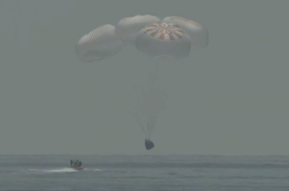 Přistání kapsule lodi Crew Dragon společnosti SpaceX s dvěma astronauty v Mexickém zálivu (2.8.2020)