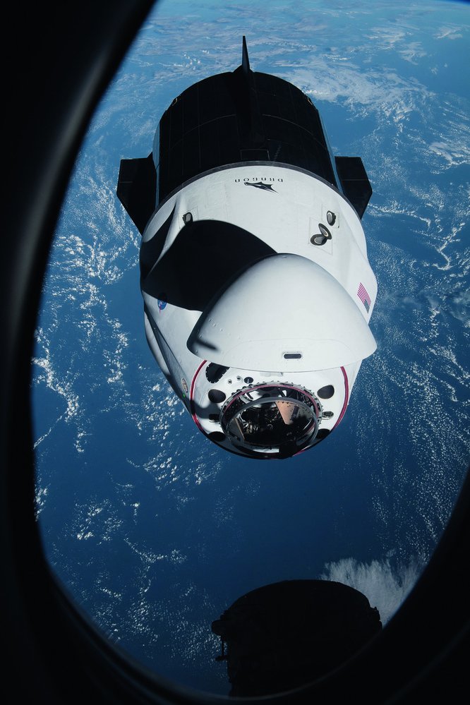 Crew Dragon při příletu ISS