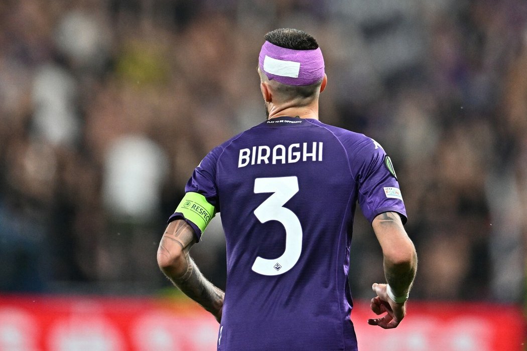 Cristiano Biraghi dostal během finálového večera tvrzeným plastovým kelímkem do hlavy. Odnesl si krvavé zranění.