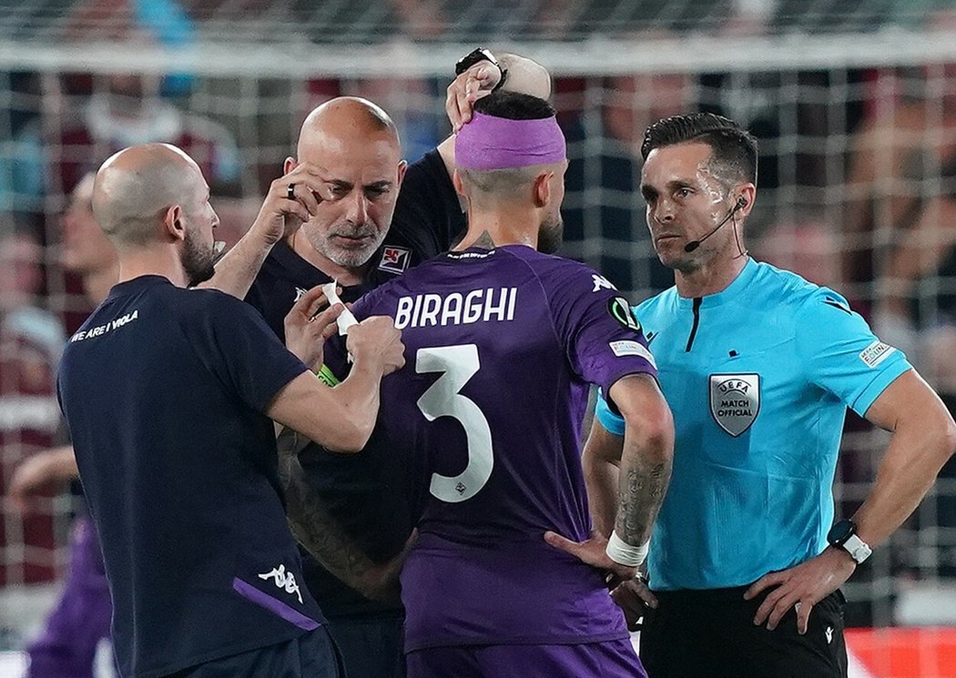 Cristiano Biraghi dostal během finálového večera tvrzeným plastovým kelímkem do hlavy. Odnesl si krvavé zranění.