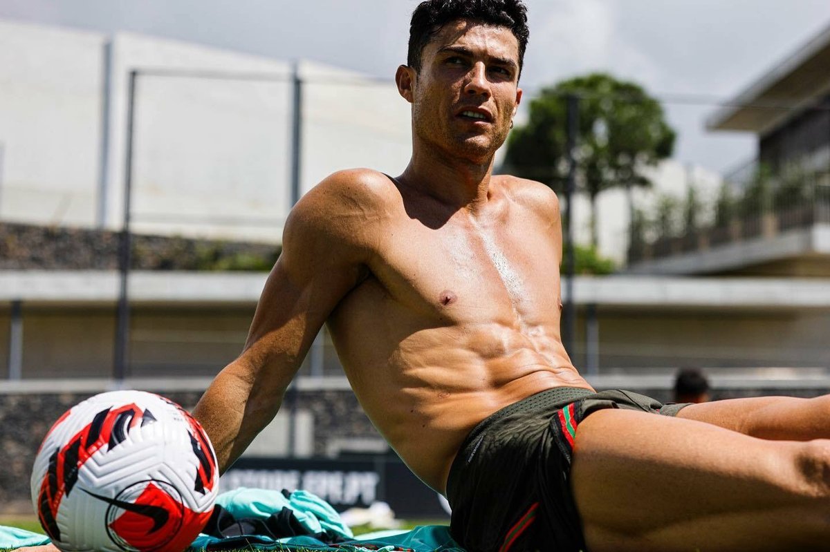 Cristiano Ronaldo vystavil po tréninku své tělo.