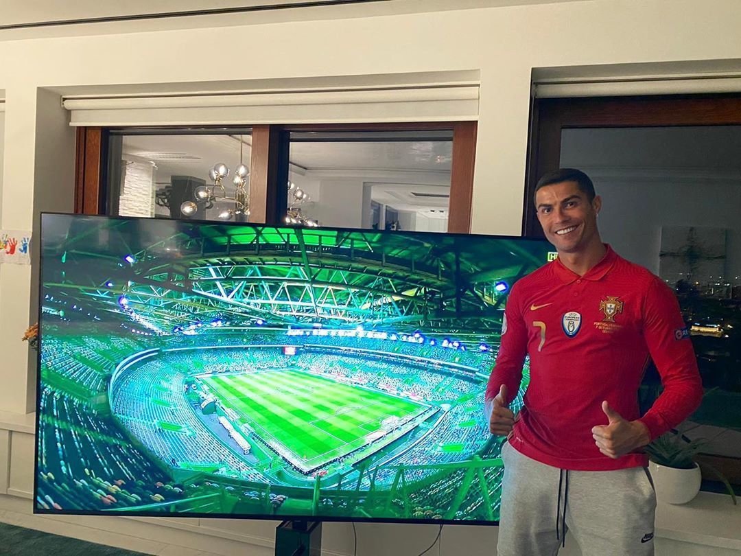 Portugalský fotbalový mág Cristiano Ronaldo musel kvůli pozitivnímu testu fandit svým parťákům pouze u televize