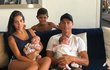 Štastná rodinka se ještě rozroste: Ronaldo s přítelkyní Georginou a dětmi Cristianem, Mateem a Evou Marií.