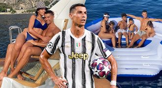 Přepychová dovolená! Fotbalový mág Ronaldo vyvezl své milované na luxusní jachtě