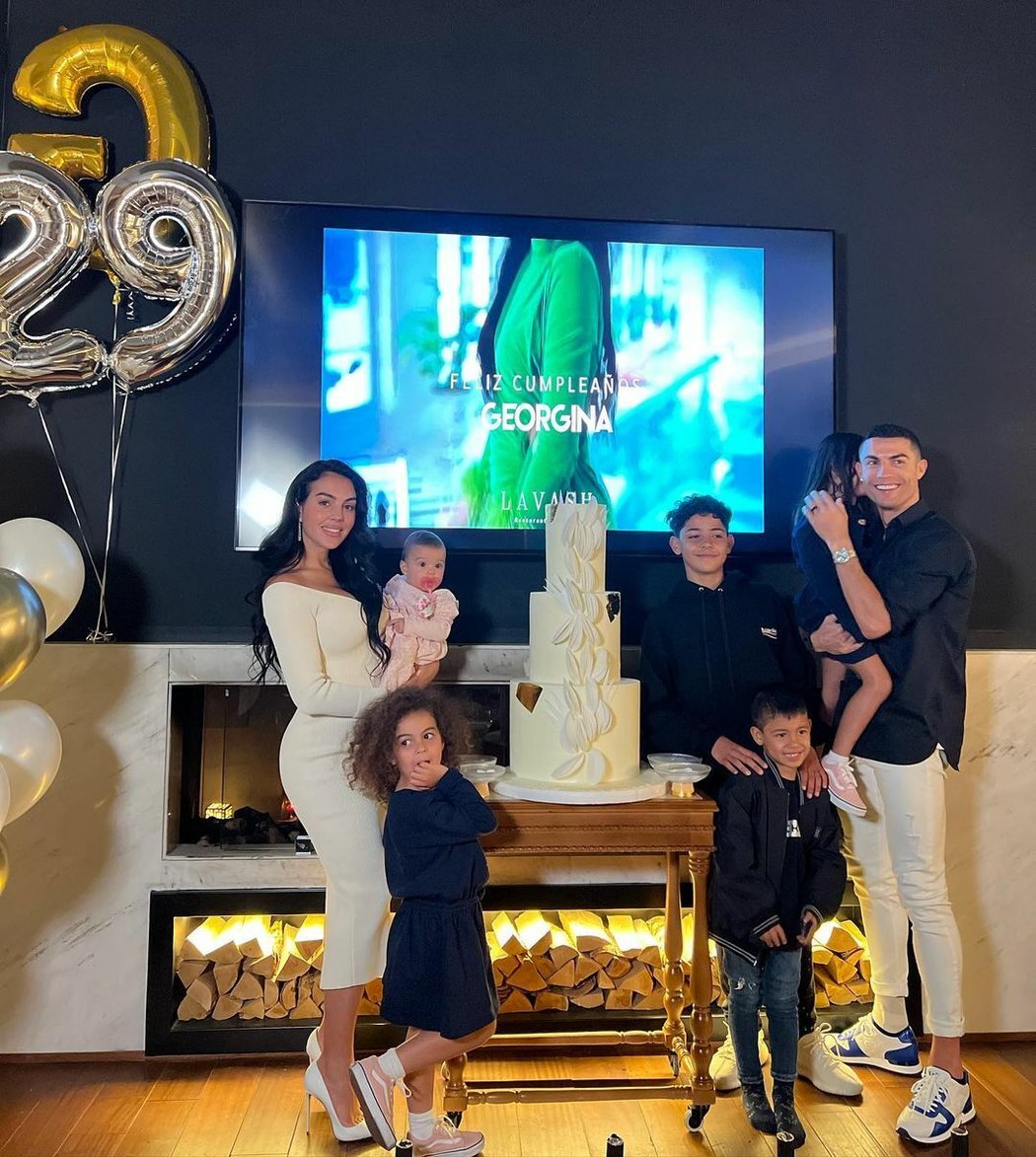 Celá familie Cristiana Ronalda pohromadě slaví narozeniny své matky Georginy Rodríguezové.