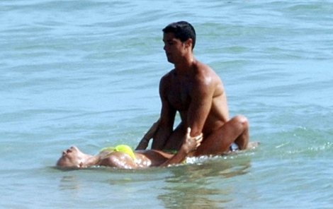To lidi koukali! Sexuální hrátky Cristiana a Iriny bavily portugalskou pláž.