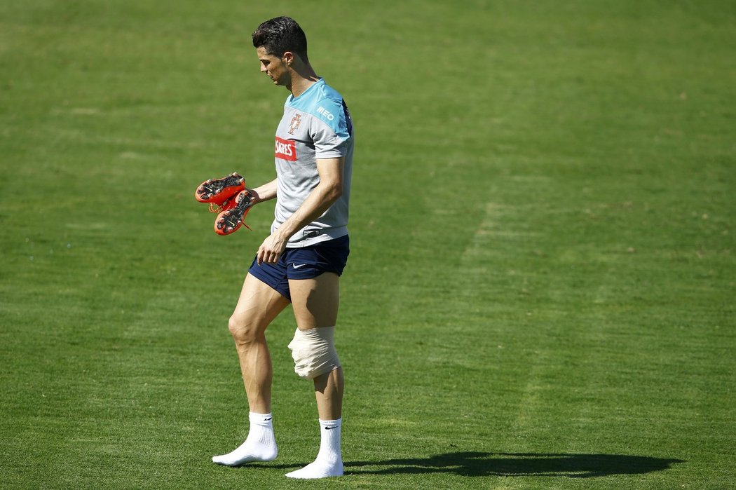 Cristiano Ronaldo odkulhal z tréninku s obvázaným kolenem.