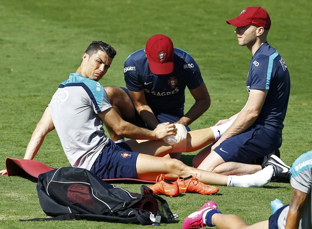 Ronaldovi pomáhali ulevit od bolesti týmoví fyzioterapeuti. Pak mu koleno zaledovali.