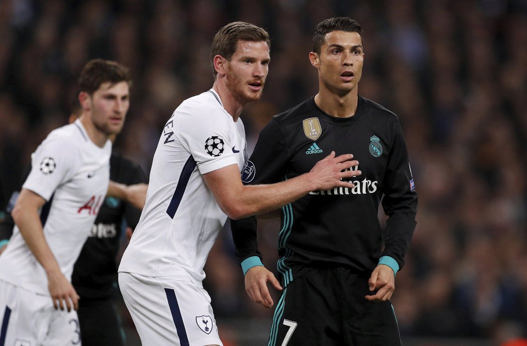 Cristiano Ronaldo v souboji s Janem Vertonghenem z Tottenhamu.