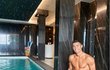 Cristiano Ronaldo pózuje u bazénu ve svém hotelu