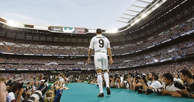 Bůh jménem Ronaldo - Když portugalský fotbalista Cristiano Ronaldo v červenci poprvé oblékl dres klubu Real Madrid a prošel se po molu na stadionu Santiago Bernabeu, byla to událost. Ochozy kvůli němu praskaly ve švech, i když jeho promenáda trvala jen pár minut.