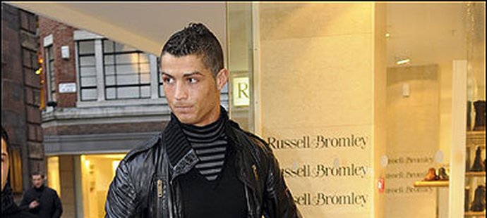 Elegán Ronaldo s kyticí růží