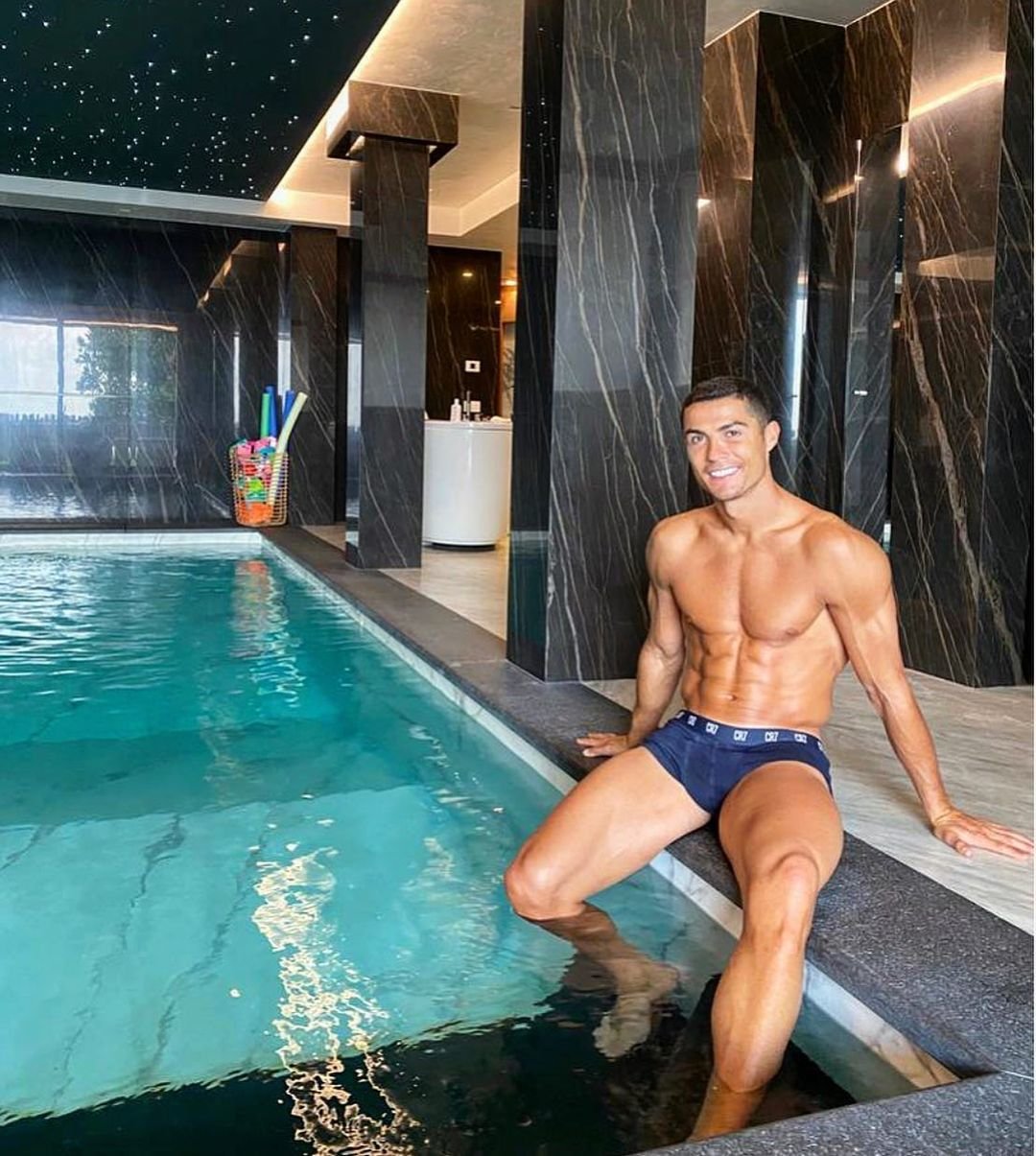 Cristiano Ronaldo pózuje u bazénu ve svém hotelu