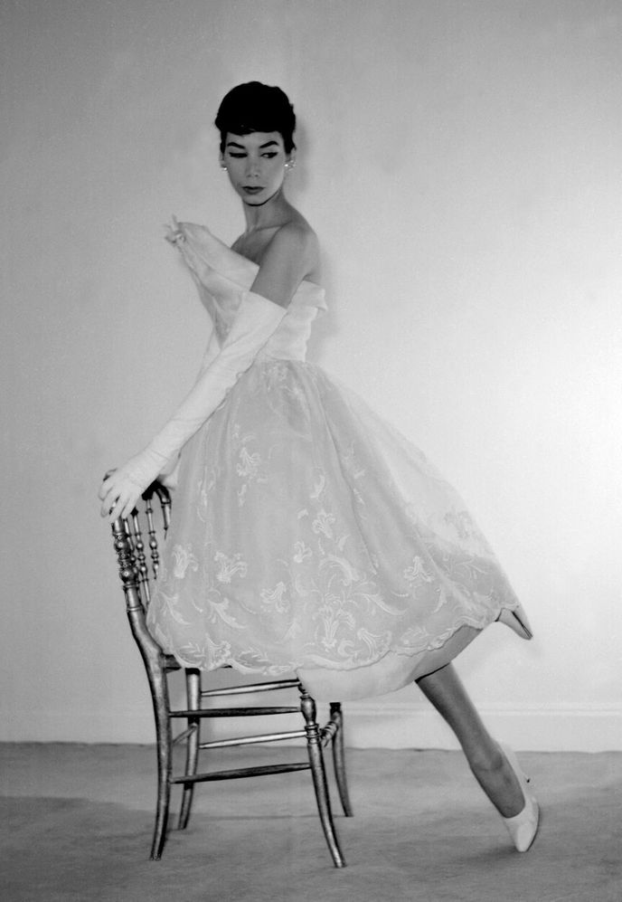 Zlaté židle, bílý koberec a nekonvenční modelky – to byly atributy Balenciagových přehlídek (1957)
