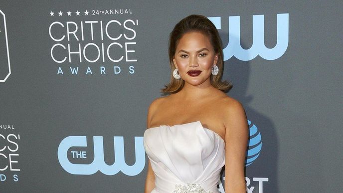 Chrissy Teigen (33) v šatech Maison Yeya