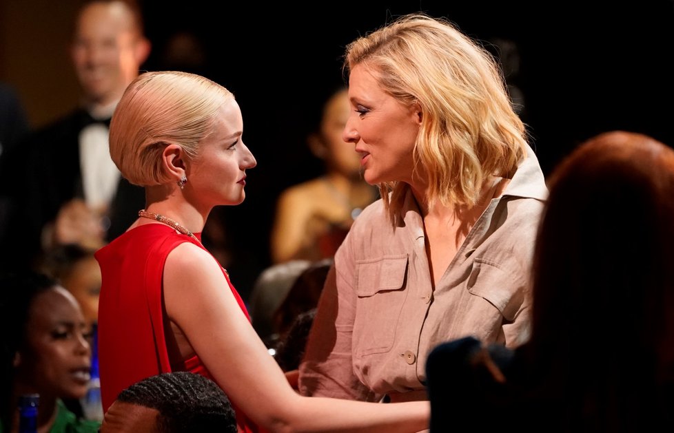 Cate Blanchett a Julia Garner