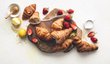 Do světa se dostal zcela náhodou v 18.století, když si rakouský důstojník August Zang otevřel v Paříži vídeňskou pekárnu, kde dopřával Francouzům nejrůznější vídeňské speciality včetně sladkých rohlíků Kipferl.