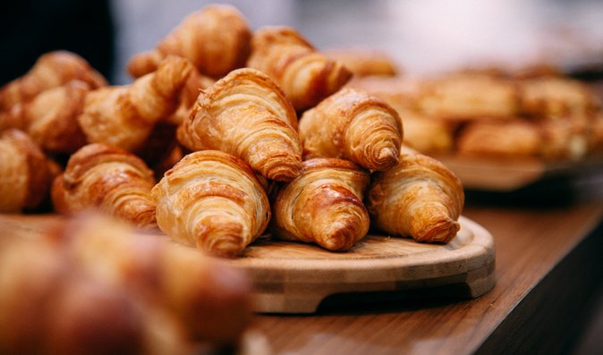 Croissant je máslové pečivo, které se vyrábí z kynutého vrstveného těsta.