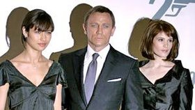 Daniel Craig v chystané bondovce dostane dvě nové krásky - Olgu Kurylenko a Gemmu Arterton.