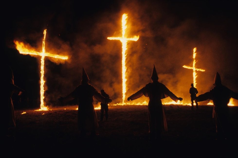 Ku-Klux-Klan je největší rasistickou organizací v USA.