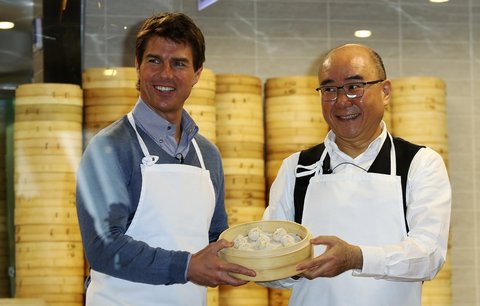 Nová balící technika: Tom Cruise se učí vařit